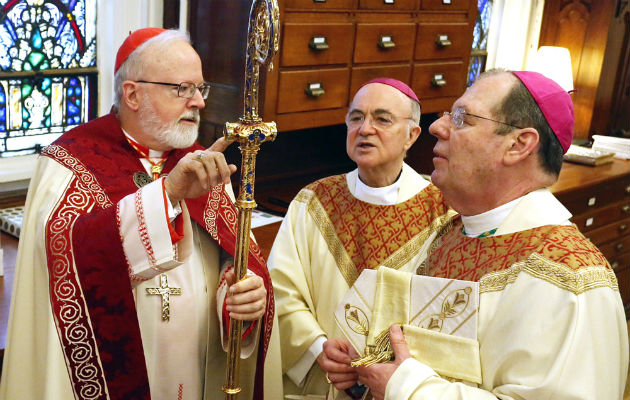 Conversación entre el cardenal O'Malley, Arzobispo y Carlo Maria Viganò. FOTO/AP