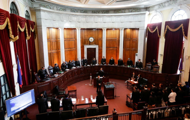 La presidenta del Tribunal Supremo, Teresita de Castro (c, fondo), junto a otros magistrados asociados asisten a una vista en el Tribunal Supremo, en Manila, Filipinas. FOTO/EFE