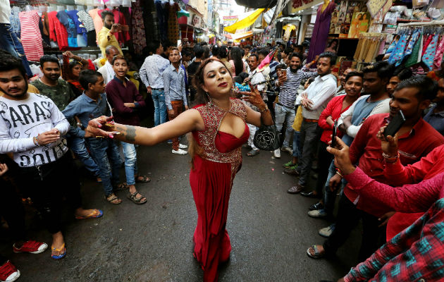 Los transexuales, con frecuencia obligadas a mendigar de forma "profesional" en bodas o en la calle. FOTO/EFE