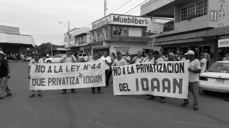 Trabajadores del Idaan de Aguadulce, protestan por intentos de privatización de la entidad.