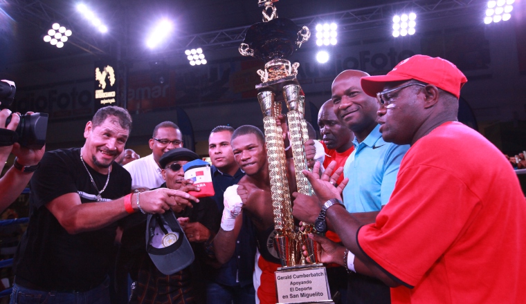  Título: Eric "Látigo" Walters  conquistó la corona Fedecentro de las 130 libras de la Asociación Mundial de Boxeo (AMB), luego de imponerse en las tarjetas al colombiano Eduard Marriaga el viernes por la noche. /Foto Anayansi Gamez