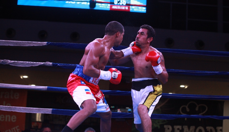 Diadema: Jenifel Vicente, de República Dominicana (izq.), se impuso ante el  mexicano Andrés García por nocaut técnico en el segundo asalto, para llevarse el título de latino de las 122 libras  Organización Mundial de Boxeo. /Foto Anayansi Gamez