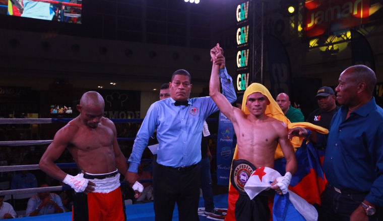 Corona: El colombiano Wilmer Soto se impuso ante el panameño Julio "Kikirikí" Escudero por nocaut técnico en el quinto asalto, para obtener el gallardete de las 122 libras de la Asociación Mundial de Boxeo (AMB). /Foto Anayansi Gamez