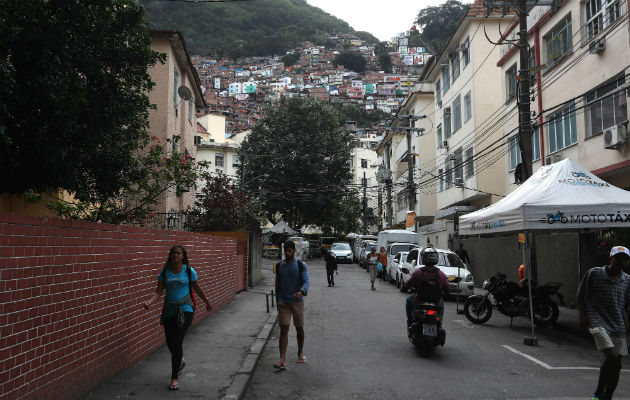 En el área de la Bahía de Guanabara participaron 300 efectivos de la Marina y 12 agentes de la Policía Federal que llevaron a cabo acciones de bloqueo y cerco naval. FOTO/EFE