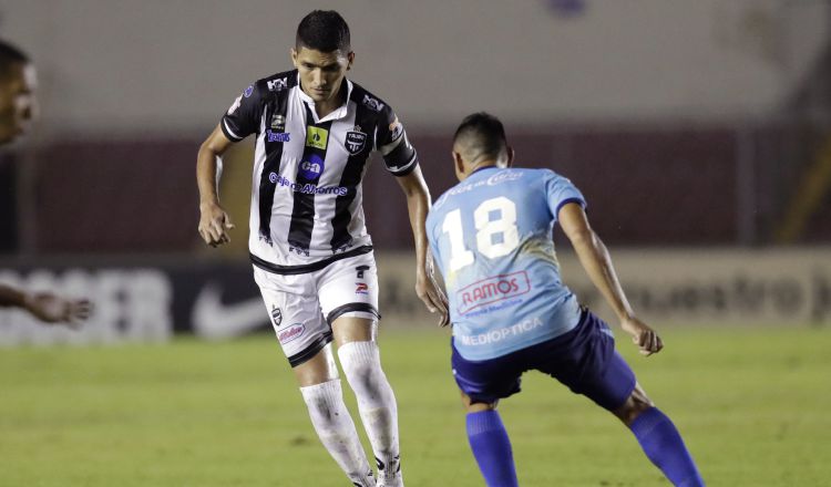 Edwin Aguilar (i), del Tauro FC de Panamá, disputa un balón con Manuel Gutiérrez (d), del Walter Ferretti. /Foto EFE