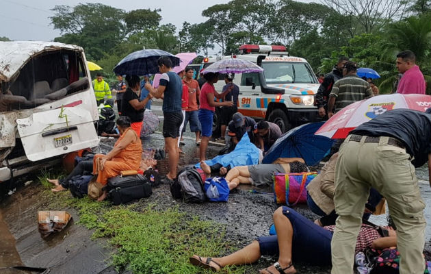 El bus acabó en una cuneta, los heridos fueron llevados al hospital. Foto/Mayra Madrid