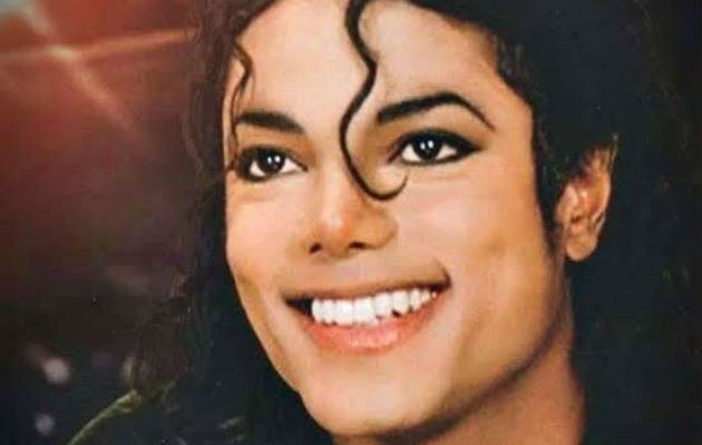Más cerca el icono del 'pop' Michael Jackson.
