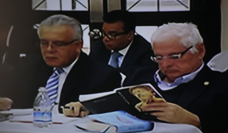 El expresidente Ricardo Martinelli se mantuvo atento a su lectura mientras se desarrollaba la audiencia. Víctor Arosemena