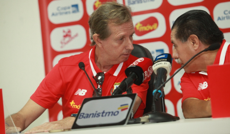 Gary Stempel (izq.) conversa con