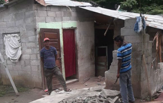 Un grupo de personas ayudan a la familia cobas con su vivienda dañada. Foto/ Eric Montenegro