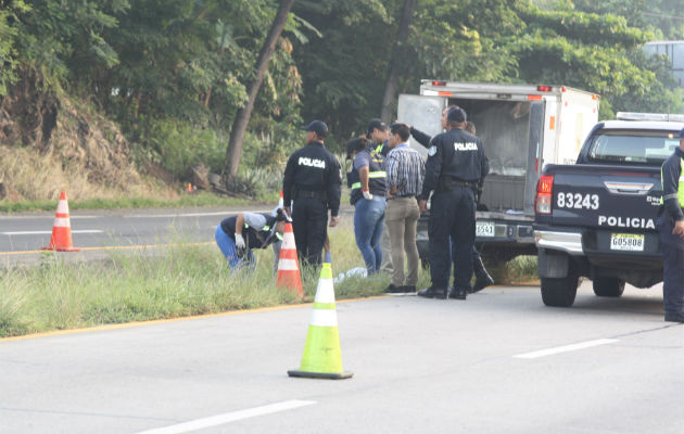 El cuerpo del occiso quedó tirado en la cuneta que dividen las cuatro vías de la carretera Interamericana, en tanto que a pocos metros se encontró un calzado.