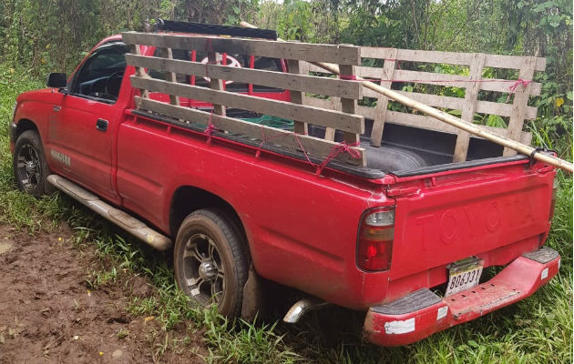 Vehículo abandonado donde llevaban el dinero.
