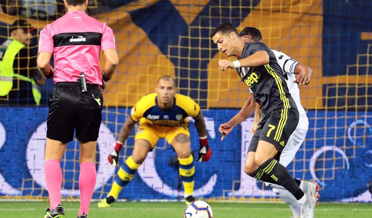 Cristiano Ronaldo (der.)  en el juego de la Juventus ante Parma. /Foto AP