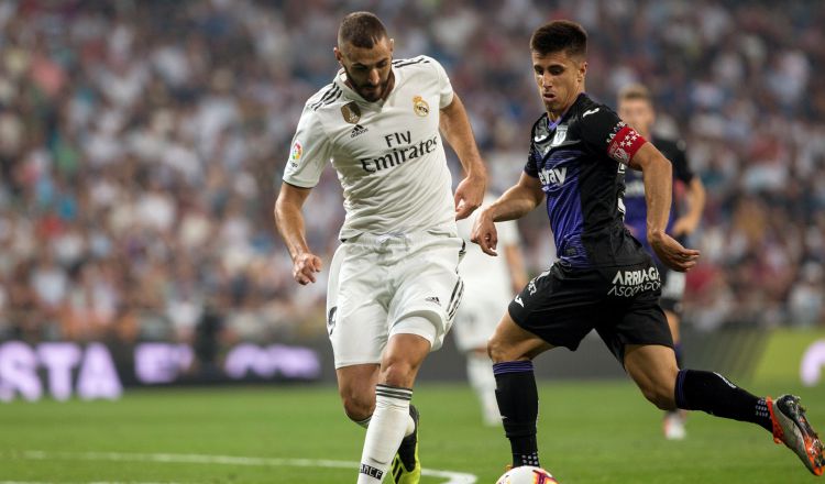 Benzema (izq.) lucha con Unai Bustinza, portero del Leganés. /Foto EFE
