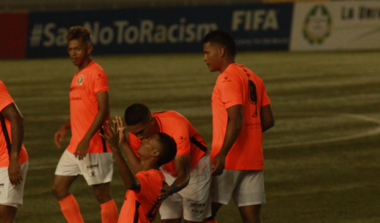 Rogelio Rodríguez se pone de rodilla, luego de anotar la diana de Santa Gema, que sigue mostrando el camino en la LPF. /Foto Anayansi Gamez