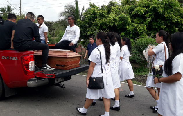 Los compañeros de Maylin Lisbeth Santos Lizondro, la acompañaron a su última morada. Foto/Mayra Madrid