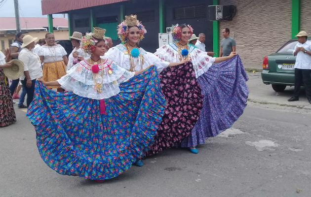 Ericka Marciaga González junto a la princesas y la reina infantil del Festival Nacional del Toro Guapo. Foto: Lissette Zorrilla