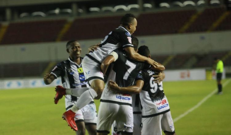 La celebración de los jugadores del Tauro tras el segundo gol de Edwin Aguilar. /Foto Anayansi Gamez