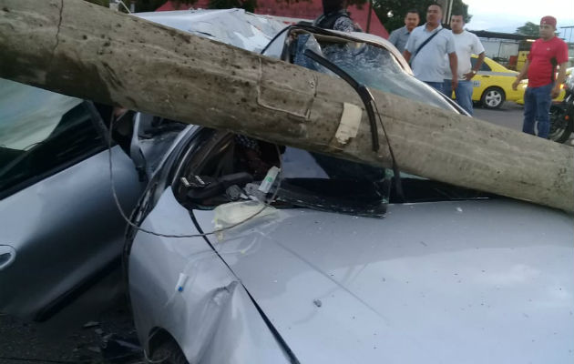 Se estrella contra el  poste del tendido eléctrico al perder el control del auto. Foto/Mayra Madrid 