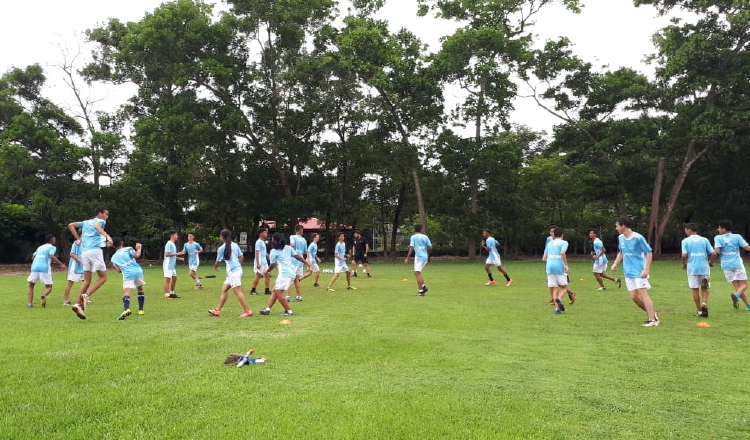 Los chicos que participan en el campamento en el colegio San Agustín, de David. /Foto Mayra Madrid