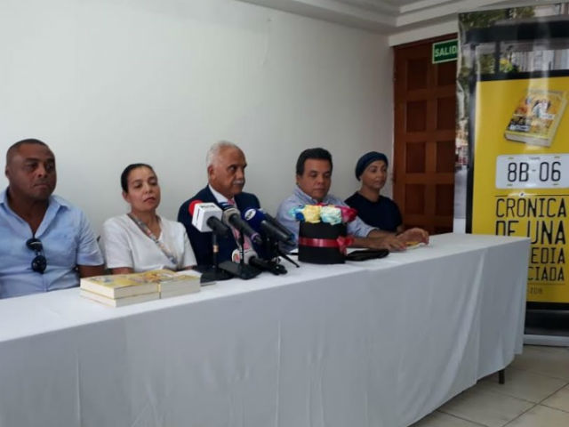 Afectados y familiares de las víctimas en conferencia de prensa. Foto/Víctor Arosemena