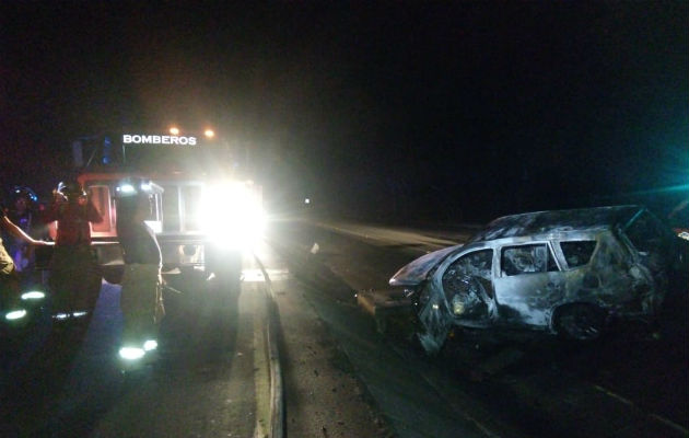 Las víctimas murieron calcinadas al incendiarse el vehículo.  @tvntrafico