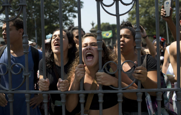 Estudiantes y empleados del Museo Nacional protestan fuera de la institución. Foto: AP