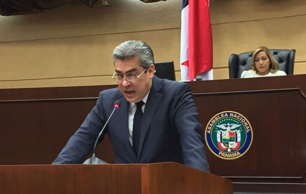 El ministro Miguel Mayo ante el pleno de la Asamblea Nacional.