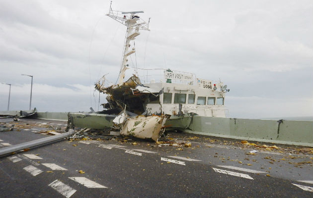 Un barco colisionado con un puente cercano al aeropuerto Kansai. Foto: EFE