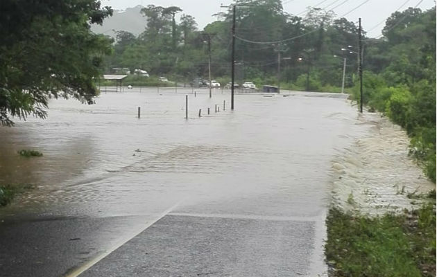 Cientos de conductores no han podido llegar a su destino por el nivel del agua. Foto: Diómedes Sánchez. 