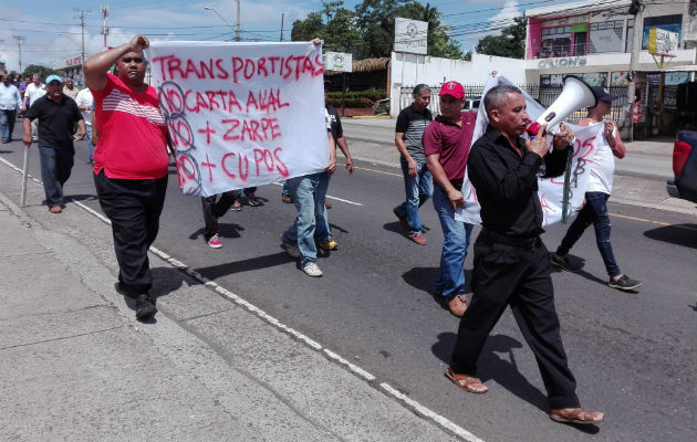 Los taxistas de Arraiján marcharon gritando consignas y portando pancartas. Foto: Eric Ariel Montenegro.