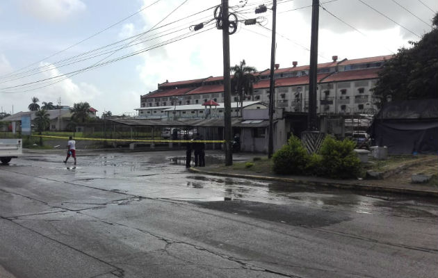 Todo el perimetro del centro ha sido cerrado por la Policía Nacional en la provincia de Colón. Foto: Diómedes Sánchez