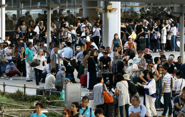 Miles de personas abandonan el aeropuerto de Kansai tras el paso del huracán Jebi. Foto:EFE.