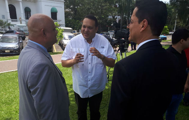 Periodistas y otros grupos civiles estuvieron presentes en el Parque Porras. 