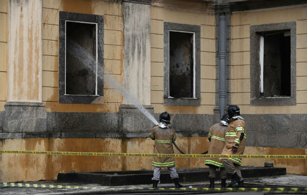 Bomberos continúan trabajando en el Museo Nacional de Brasil tras el incendio. Foto: EFE