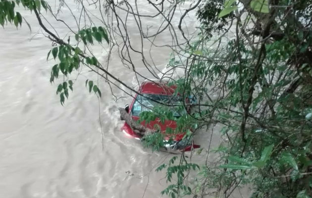 Un carro fue arrastrado por la corriente del río Chame en Panamá Oeste. Foto: Eric Ariel Montenegro