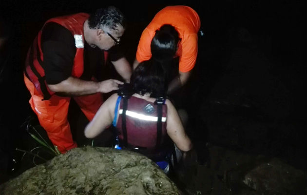 Una de las personas rescatadas por el Sinaproc en el río Chame en Panamá Oeste. Foto: Eric Ariel Montenegro.  