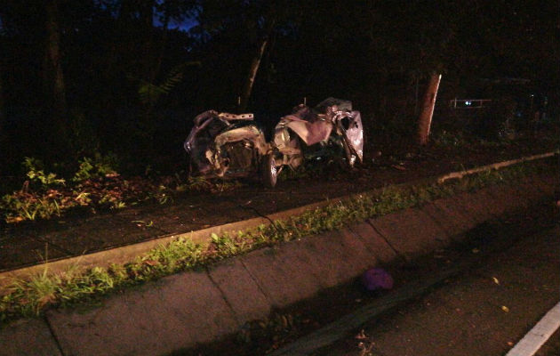 El auto quedó destrozado del fuerte impacto tras el accidente en Chiriquí. Foto: José Vásquez.