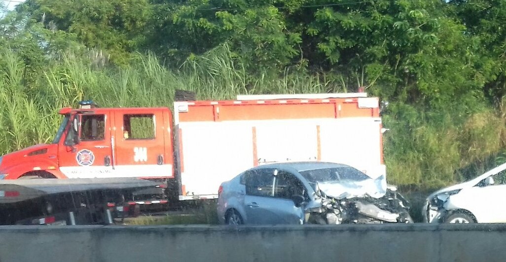 Vehículos chocaron de frente cerca del puente Perurena en Arraiján. 