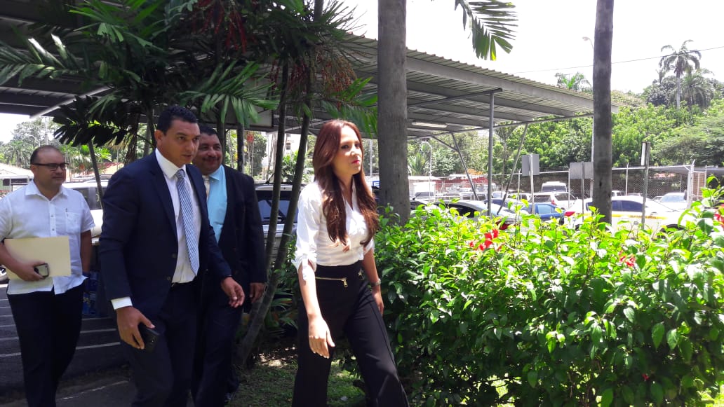 Guadalupe Castillero junto a su abogado Ángel Álvarez. 