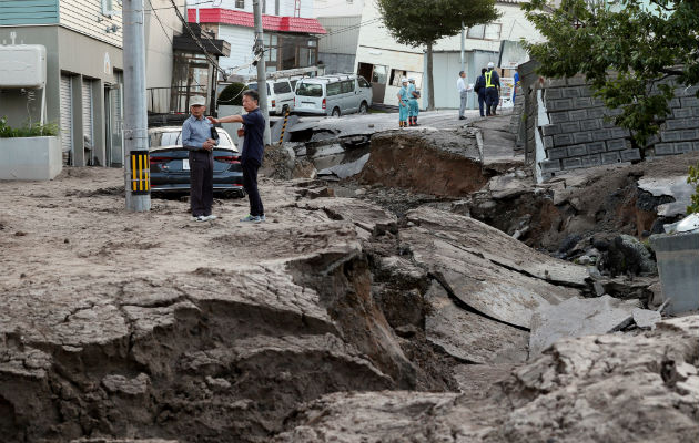 Graves daños en una calle de Sapporo tras el terremoto de Japón. Foto: EFE