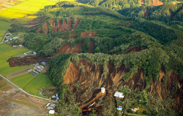 La lengua de lodo arrastrado tras un alud provocado tras el terremoto en Japón. Foto: EFE