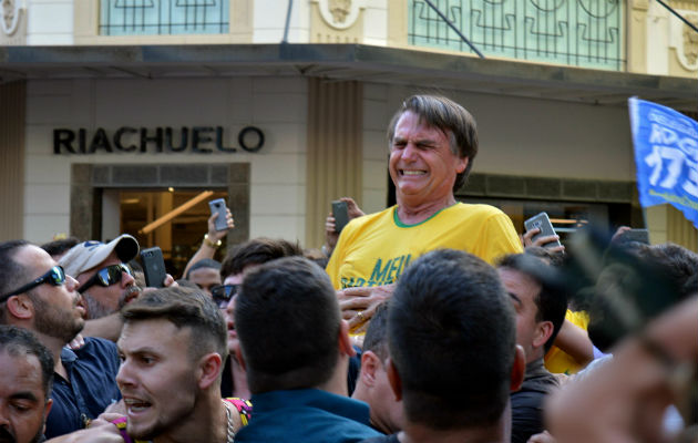 El candidato ultraderechista Jair Bolsonaro al momento de ser acuchillado durante un mitin en Brasil. Foto: EFE