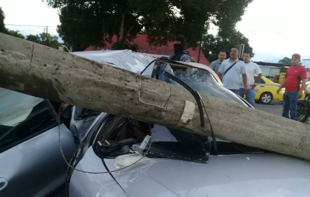 Las autoridades del tránsito en la provincia de Chiriquí, una vez registrado el accidente practican la prueba de alcoholemia al conductor del vehículo, quien dio positivo. Foto: Mayra Madrid  