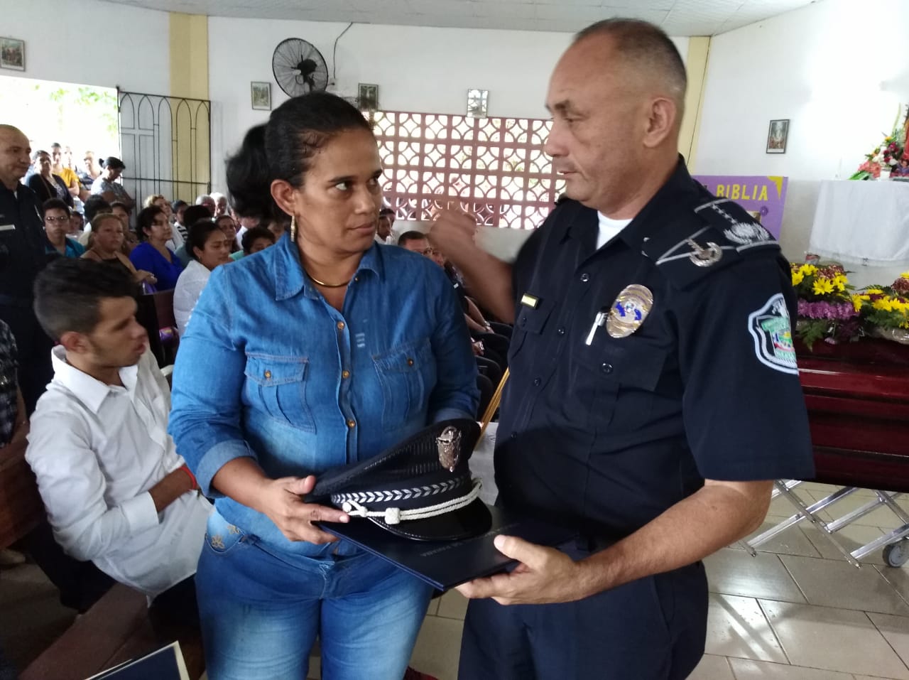 El director de la Policía Nacional, Alonso Vega Pino en compañía del directorio nacional de esta institución hizo entrega a la esposa de José Manuel Hernández, el  kepi con el rango de subteniente. Foto/José Vásques