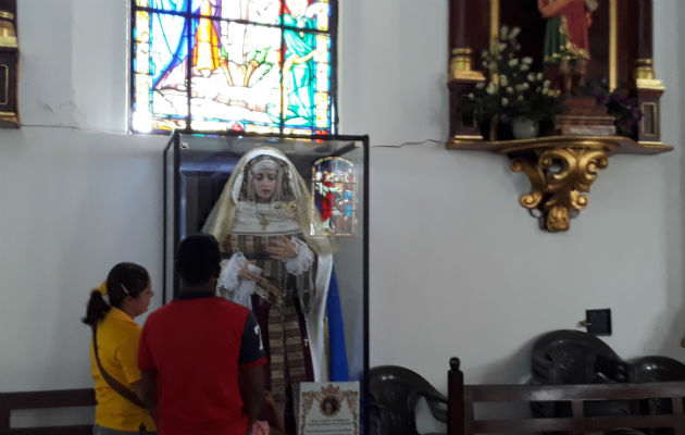 Los feligreses acudieron a la catedral San Juan Bautista, para apreciar de cerca a Nuestra Señora de la Soledad. Foto/Thays Domínguez