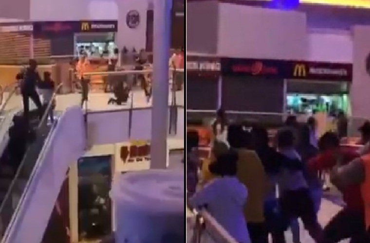 Gran cantidad de jóvenes corriendo por los pasillos cercanos a la sala de cine en Multiplaza