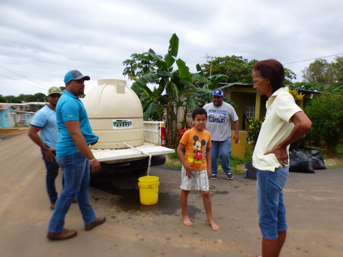 Los pariteños luchan contra la falta de agua potable y de electricidad. Foto/Mayra Madrid