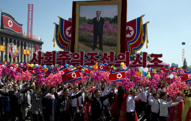 Los norcoreanos celebraron de una forma diferente el 70 aniversario de fundación. FOTO/AP