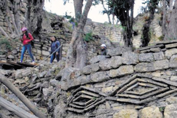 Muralla: Kuélap solo tiene tres accesos posibles, tres estrechas rampas que forman ranuras en mitad de la muralla por las que cualquier intruso no deseado moriría antes de llegar a su parte final. Una vez arriba se pueden apreciar casi 500 casas.
